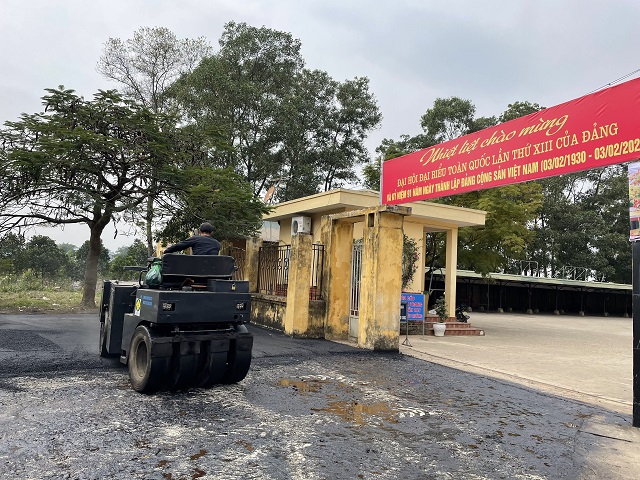 hnud-thi-cong-du-an-rai-tham-be-tong-nhua-nong-duong-thpt-minh-phu-soc-son