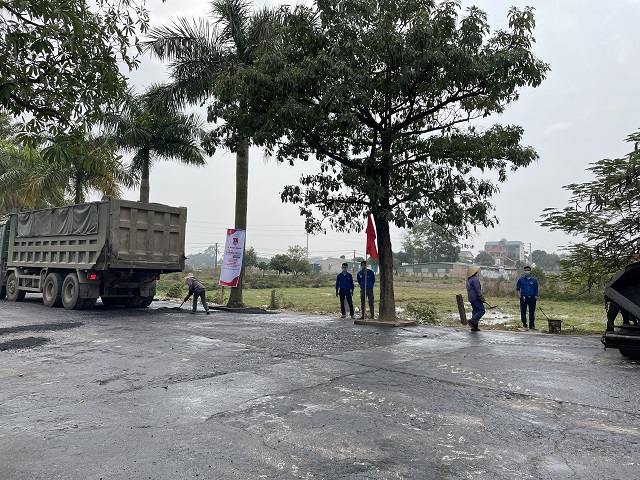 hnud-thi-cong-du-an-rai-tham-be-tong-nhua-nong-duong-thpt-minh-phu-soc-son