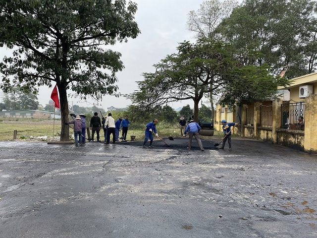 hnud-thi-cong-du-an-rai-tham-be-tong-nhua-nong-duong-thpt-minh-phu-soc-son