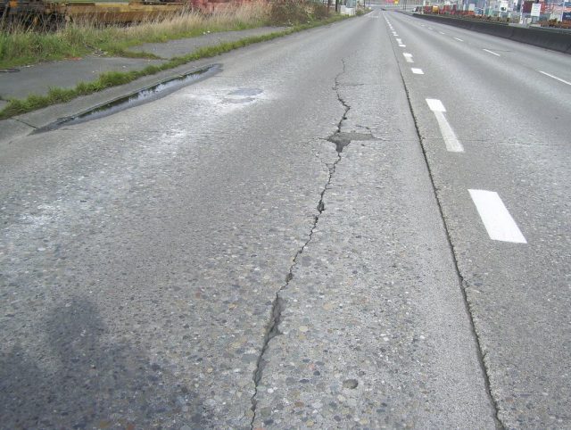 Một số hư hỏng mặt đường bê tông nhựa thường thấy và giải pháp khắc phục 3 nut-mat-duong-be-tong-nhua