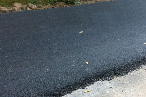 be-tong-nhua-nong-hat-min