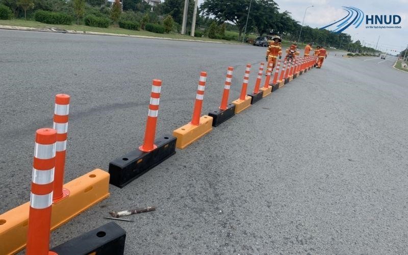 THI CÔNG SƠN GIAO THÔNG DẢI PHÂN CÁCH NHƯ THẾ NÀO? 4 thi-cong-son-giao-thong