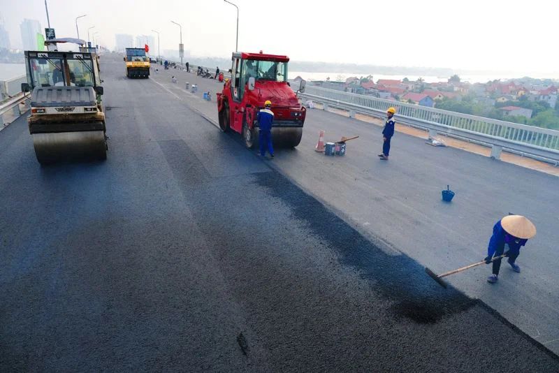 CÁCH RẢI BÊ TÔNG NHỰA ASPHALT VÀ NHỮNG ĐIỀU CẦN LƯU Ý 7 1 bat cap khi thi cong be tong nhua truyen thong tren mat cau